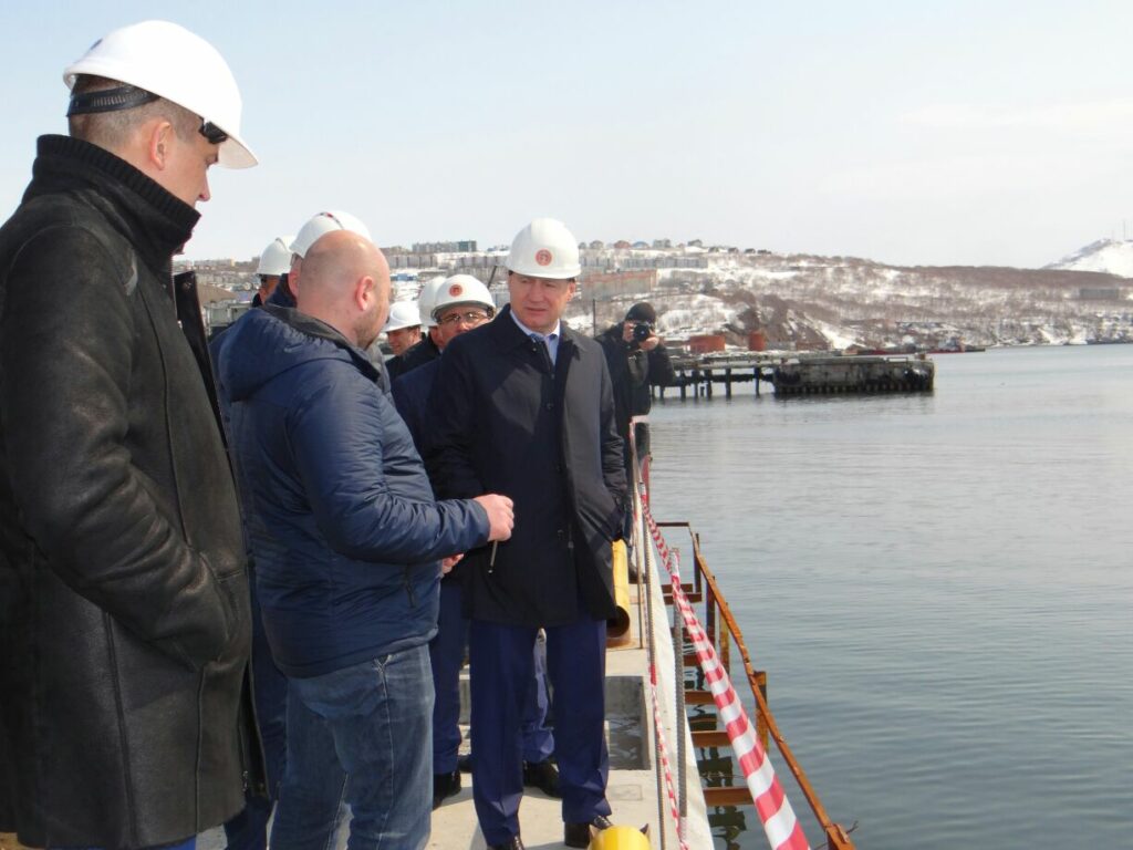 Петр Савчук осмотрел ход реконструкции причалов в морском порту (Петропавловск-Камчатский, 19 апреля 2018 г.)