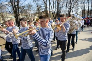 Всероссийский фестиваль «Рыбная неделя» завершился Маршем тельняшек