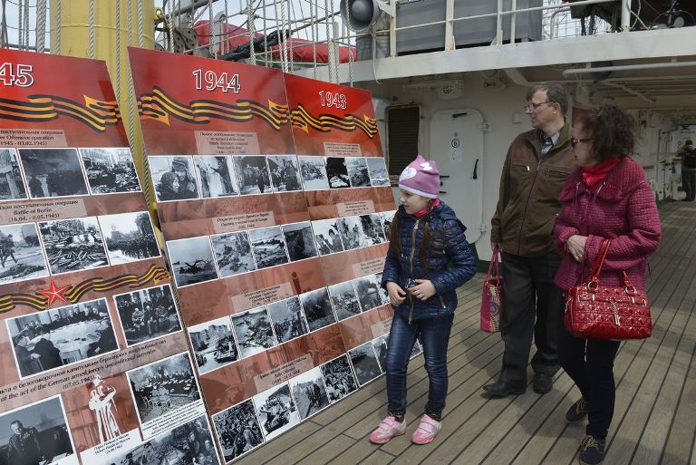 На парусниках Росрыболовства прошли мероприятия в честь 70-летия Великой Победы