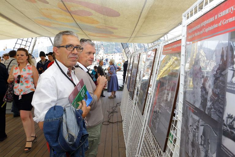 Фотовыставка к 70-летию Победы на «Крузенштерне» вызвала большой интерес у французов