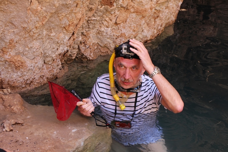 Сотрудник ВНИРО Отбор проб в подземном озере
