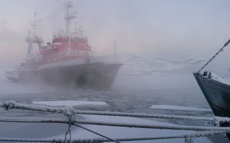 Спасательный буксир Росрыболовства «Микула» привел в Мурманск аварийное судно «Бриг»