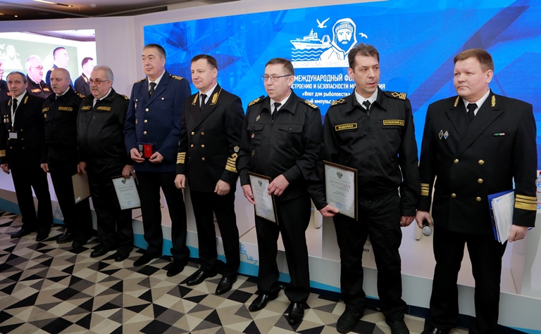 В рамках Форума по безопасности мореплавания экипажу спасательного судна «Пурга» вручены награды Росрыболовства