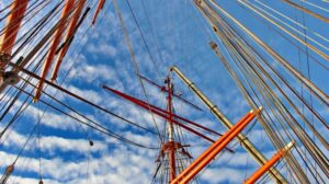 На барке «Седов» в рамках планового ремонта проходит снятие рангоута