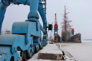 После очистки и покраски УПС «Седов» вернет белый цвет корпуса