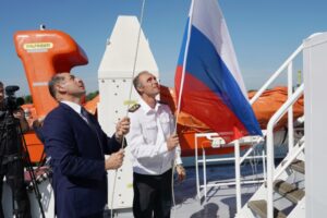 Флаг России поднят на головном траулере-сейнере «Ленинец»