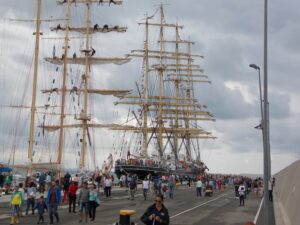 Участник Черноморской регаты парусник «Крузенштерн» находится в порту Сочи (Сочи, 21-25 сентября 2016 г.)