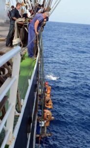 На «Крузенштерне» во время пути из Греции в Марокко идут парусные авралы, такелажные и покрасочные работы (19 октября 2016 г.)