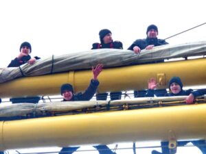 На «Крузенштерне» курсанты сдают зачет по такелажу и постановке парусов