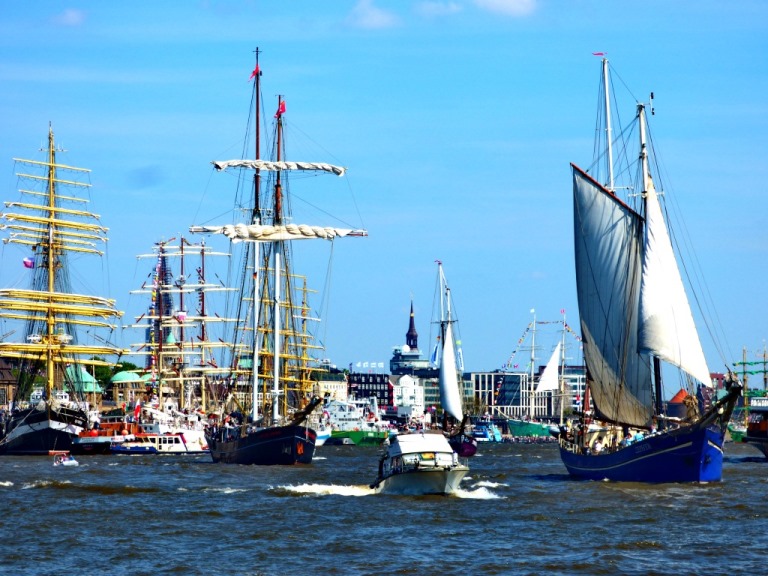 Парусник «Крузенштерн» принял участие в большом портовом празднике в Гамбурге