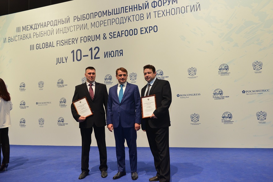 Илья Шестаков наградил ветеранов рыбной отрасли в канун Дня рыбака