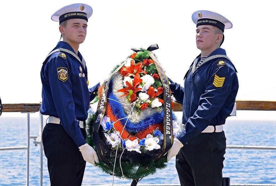 Экипажи «Седова» и «Паллады» почтили память погибших в Цусимском сражении русских моряков