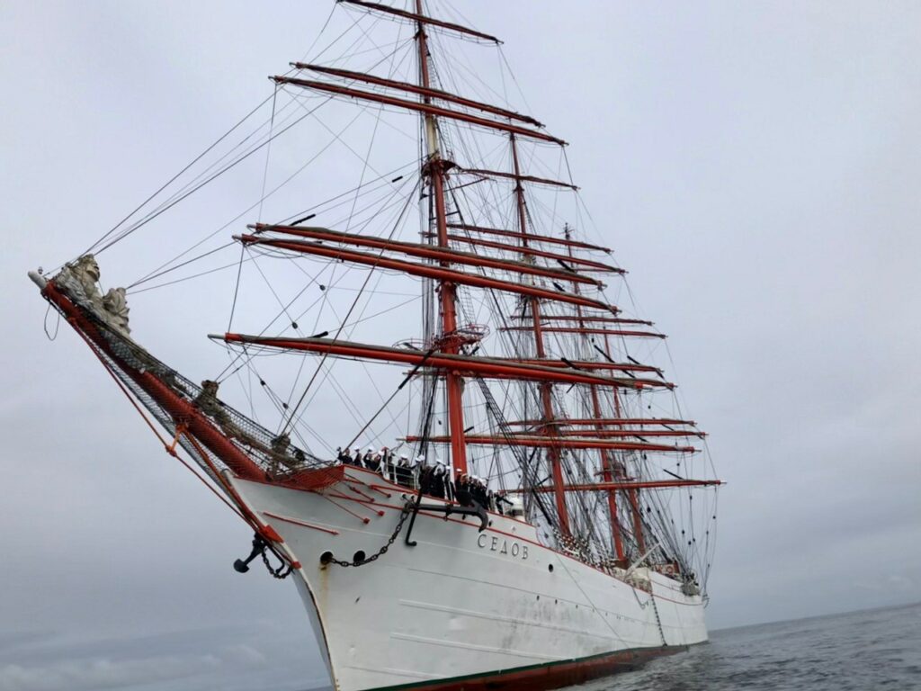 До Антарктики и через Арктику домой: барк «Седов» возвращается в родной порт после уникальной почти годовой экспедиции