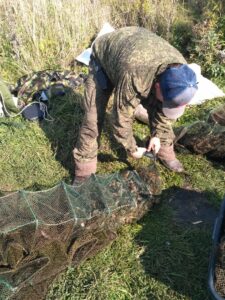 Инспектор Алтайской рыбоохраны возвратил в озеро Уткуль незаконно добываемых раков